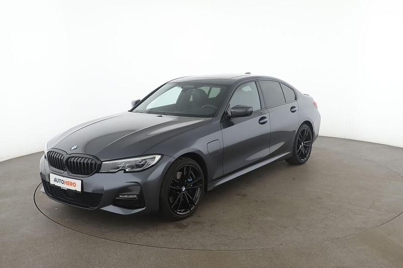 Grau Gebraucht 2021 BMW 330 M Sport Limousine | 32.590 € (Etwas zu teuer) - Bild 1/3