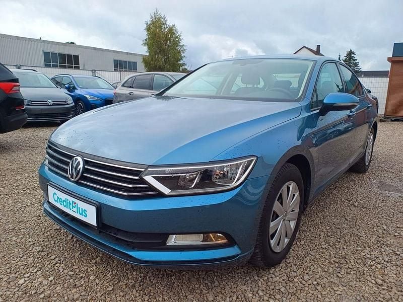 Blau Gebraucht 2016 VW Passat Trendline Limousine | 10.999 € (Superpreis) - Bild 1/4
