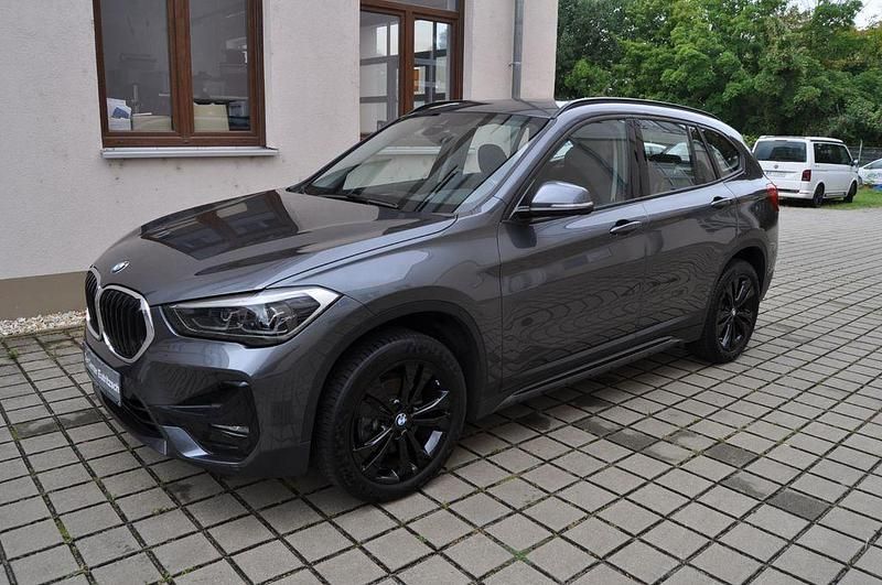 Mineralgrau Gebraucht 2022 BMW X1 Sport Line SUV | 26.990 € (Fairer Preis) - Bild 1/4