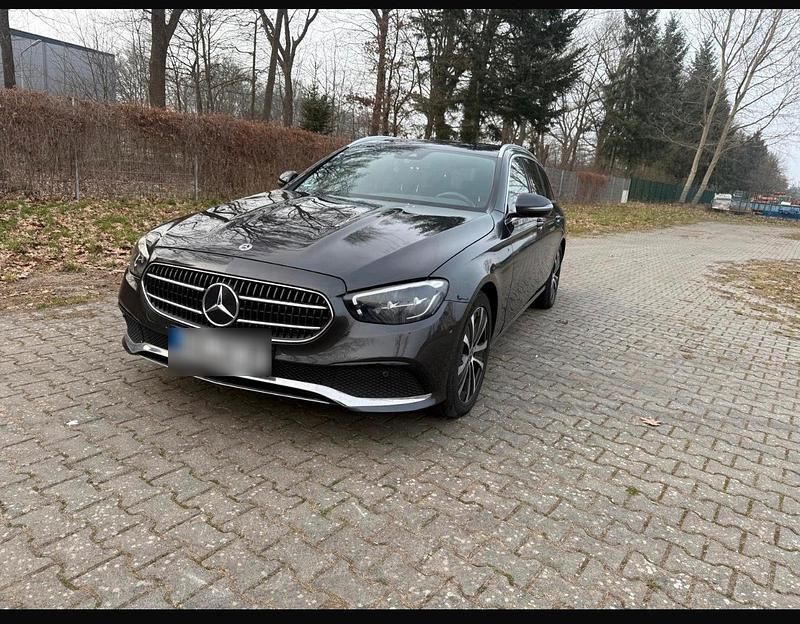 Gebraucht Mercedes E220 194 PS (142 kW) 2023 Schwarz Kombi