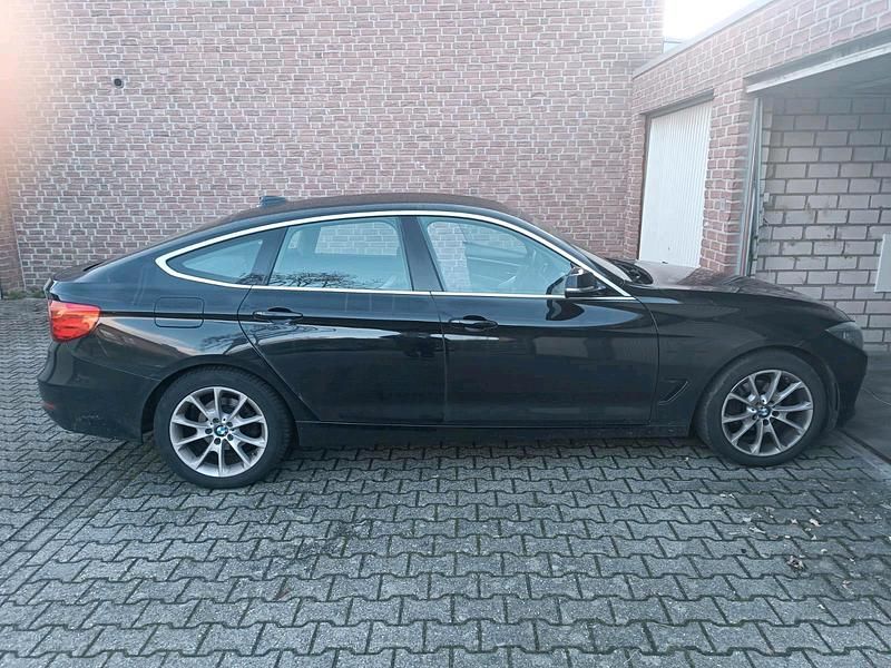 Gebraucht BMW 318 150 PS (110 kW) 2016 Schwarz Limousine