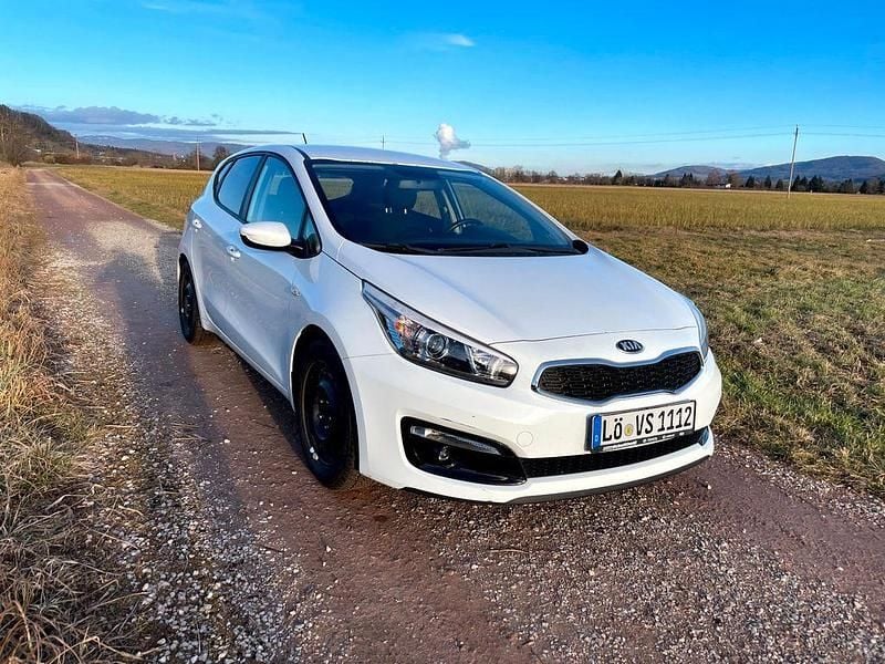 Weiß Gebraucht 2017 Kia Ceed Edition 7 Kleinwagen | 8.900 € (Guter Preis) - Bild 1/4