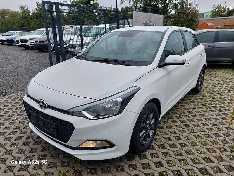 Weiß Gebraucht 2017 Hyundai i20 Active Limousine | 6.790 € (Fairer Preis) - Bild 1/4