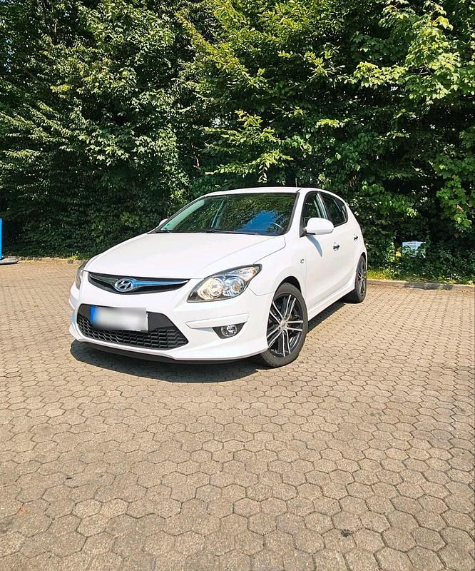 Gebraucht Hyundai i30 Edition+ 104 PS (76 kW) 2011 Weiß Kleinwagen
