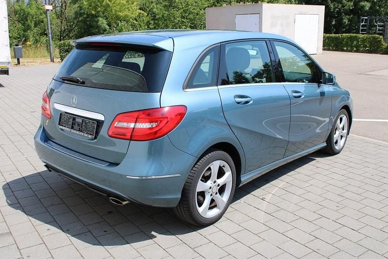 Gebraucht Mercedes B200 Sport 156 PS (114 kW) 2013 Blau Van / Kleinbus