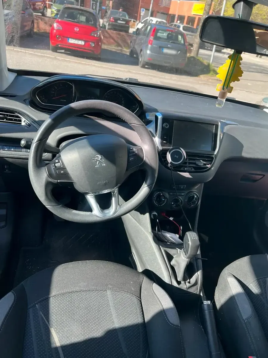 Gebraucht Peugeot 208 90 PS (66 kW) 2015 Weiß Kleinwagen