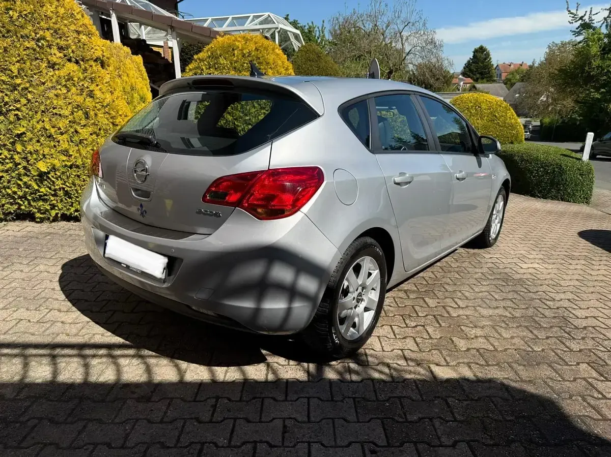 Gebraucht Opel Astra 100 PS (73 kW) 2010 Grau Limousine