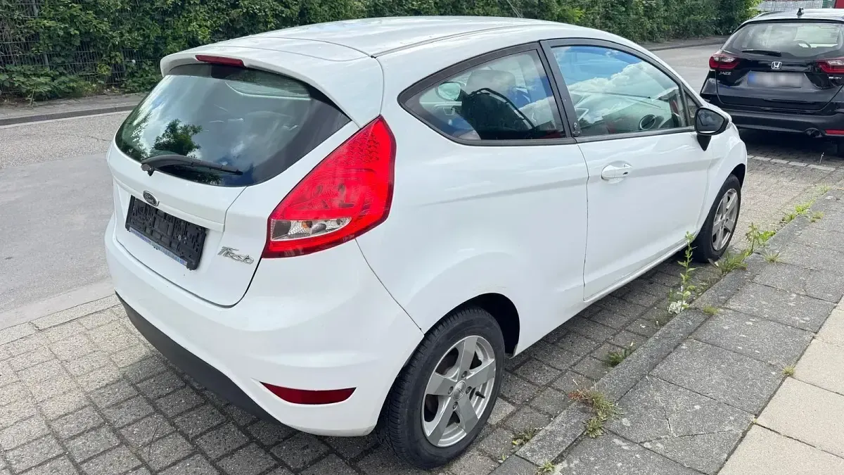 Gebraucht Ford Fiesta 86 PS (63 kW) 2012 Weiß Kleinwagen
