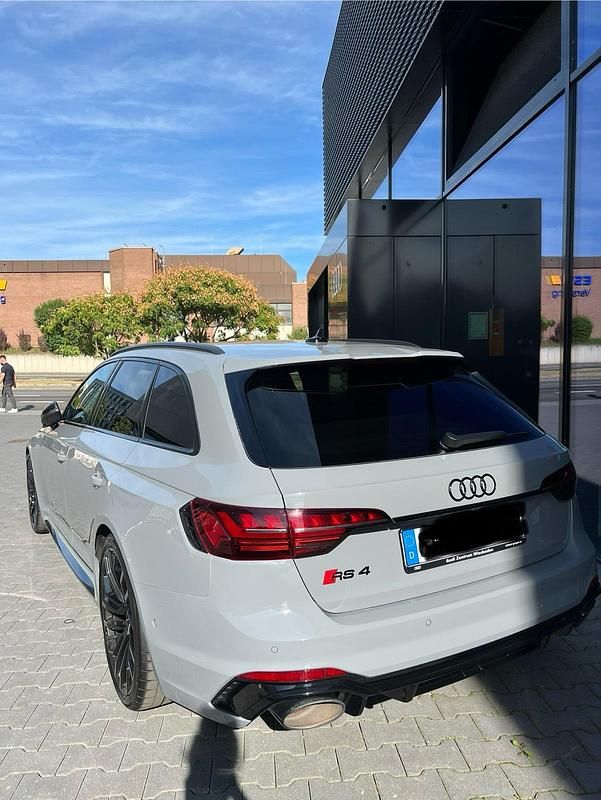 Grau Gebraucht 2022 Audi RS4 Advanced Kombi | 78.900 € (Teuer) - Bild 1/3