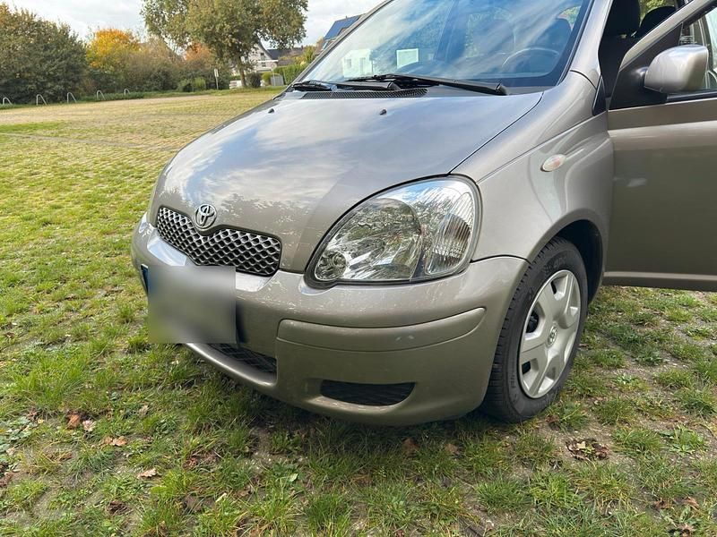 Grau Gebraucht 2004 Toyota Yaris Kleinwagen | 1.550 € (Fairer Preis) - Bild 1/4