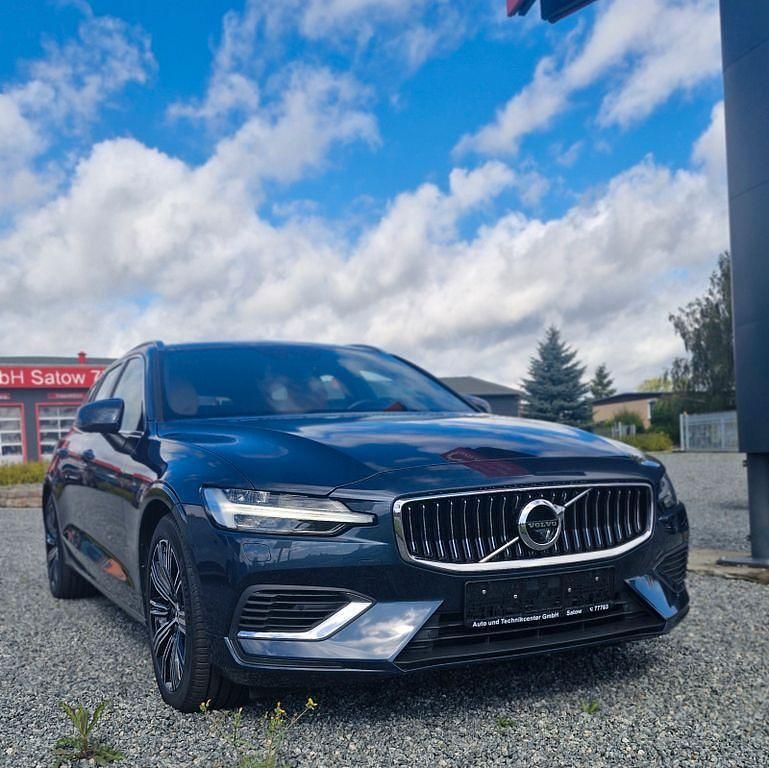Gebraucht Volvo V60 Plus 253 PS (186 kW) 2022 Blau Kombi
