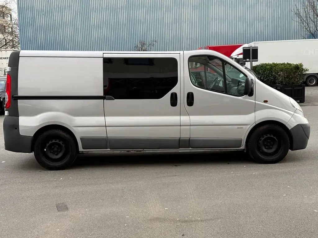 Second-hand Opel Vivaro 114 CP (83 kW) 2012 Argintiu Monovolum