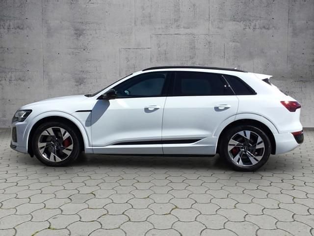 Gebraucht Audi Q8 e-tron S-Line 300 kW (408 PS) 2023 Gletscherweiß metallic SUV