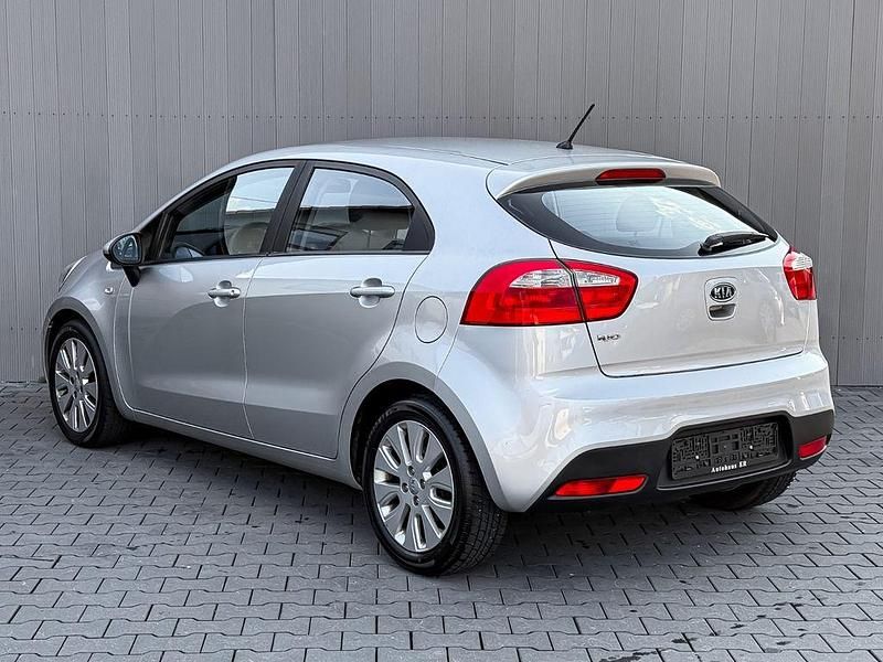 Second-hand Kia Rio 86 CP (63 kW) 2012 Argintiu Berlinǎ