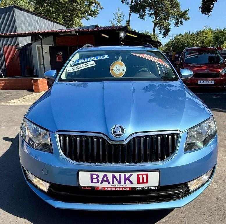 Blau Gebraucht 2017 Skoda Octavia Ambition Kombi | 11.999 € (Superpreis) - Bild 1/4