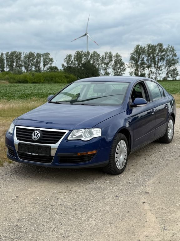 Blau Gebraucht 2006 VW Passat Comfortline Limousine | 2.350 € (Fairer Preis) - Bild 1/4