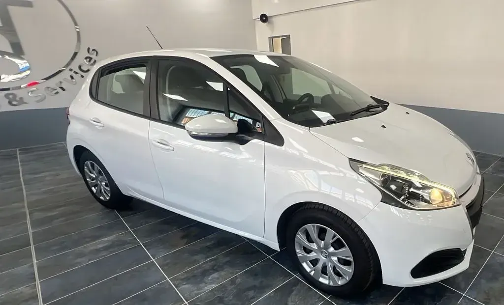 Gebraucht Peugeot 208 Active 68 PS (50 kW) 2019 Weiß Kleinwagen
