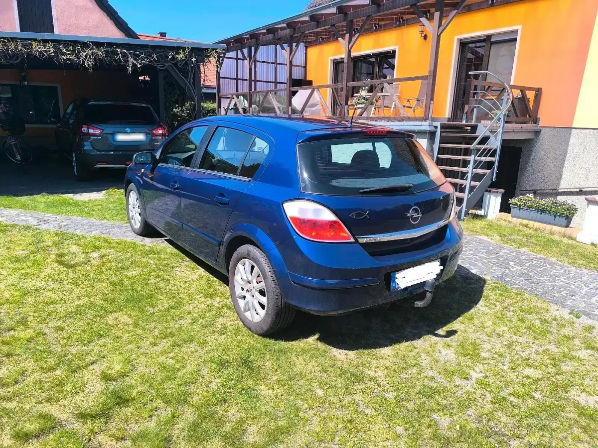 Second-hand Opel Astra 105 CP (77 kW) 2004 Albastru Hatchback