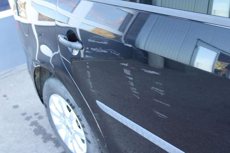 Gebraucht VW Touran Trendline 105 PS (77 kW) 2011 Schwarz Van / Kleinbus