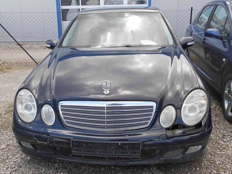 Gebraucht Mercedes E220 143 PS (105 kW) 2003 Blau Limousine