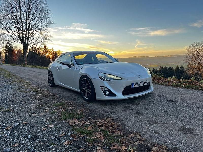 Weiß Gebraucht 2012 Toyota GT86 GT Coupé | 20.000 € (Fairer Preis) - Bild 1/4