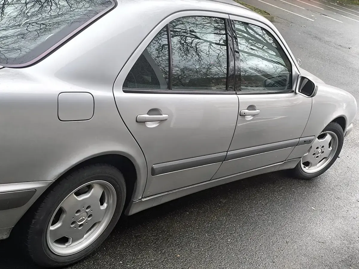 Second-hand Mercedes E200 163 CP (119 kW) 2001 Berlinǎ