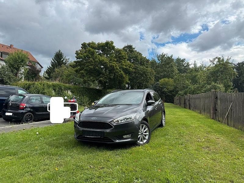 Grau Gebraucht 2015 Ford Focus Business Edition Limousine | 7.289 € (Etwas zu teuer) - Bild 1/4