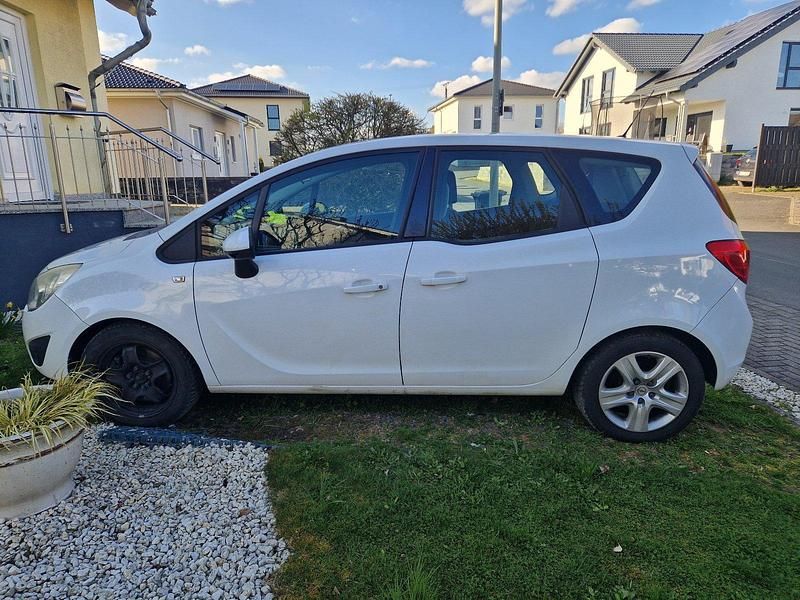 Gebraucht Opel Meriva 101 PS (74 kW) 2010 Weiß Van / Kleinbus