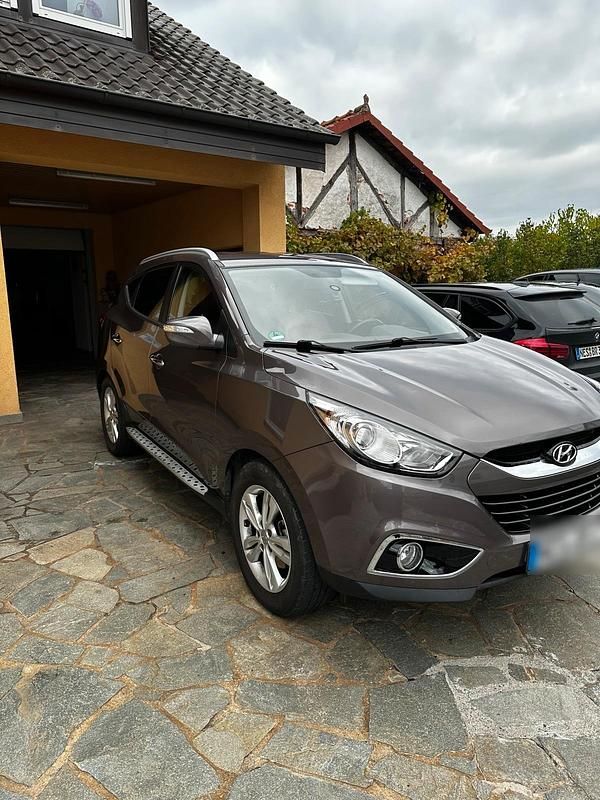 Braun Gebraucht 2012 Hyundai ix35 SUV | 10.599 € (Fairer Preis) - Bild 1/4
