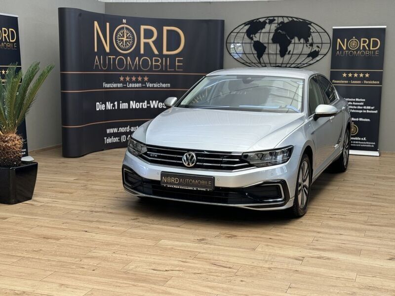 Reflexsilber metallic (metallic) Gebraucht 2020 VW Passat Limousine | 17.998 € (Superpreis) - Bild 1/3