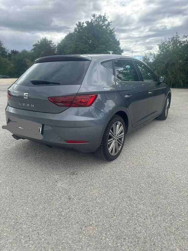 Grau Gebraucht 2018 Seat Leon XCELLENCE Kleinwagen | 15.490 € (Fairer Preis) - Bild 1/4