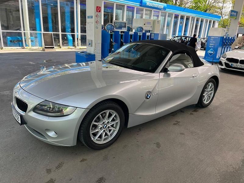 Silber Gebraucht 2004 BMW Z4 Sport Line Cabrio | 15.900 € (Teuer) - Bild 1/4