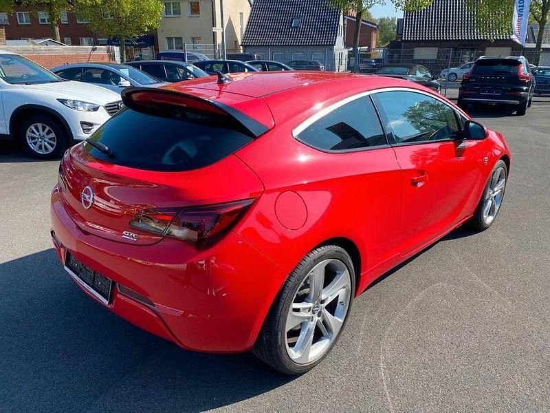 Gebraucht Opel Astra GTC 140 PS (102 kW) 2015 Rot Coupé