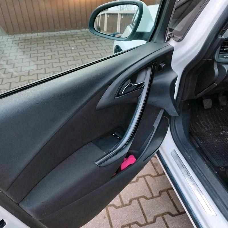 Second-hand Opel Astra 87 CP (63 kW) 2011 Alb Berlinǎ