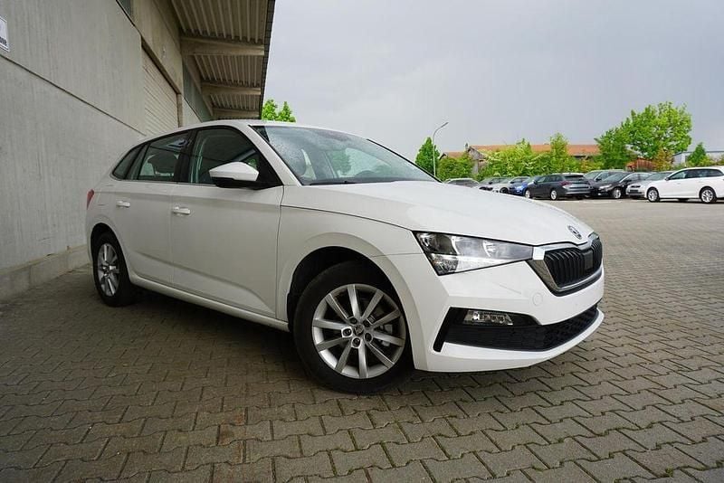 Weiß Gebraucht 2021 Skoda Scala Ambition Kleinwagen | 16.895 € (Guter Preis) - Bild 1/4
