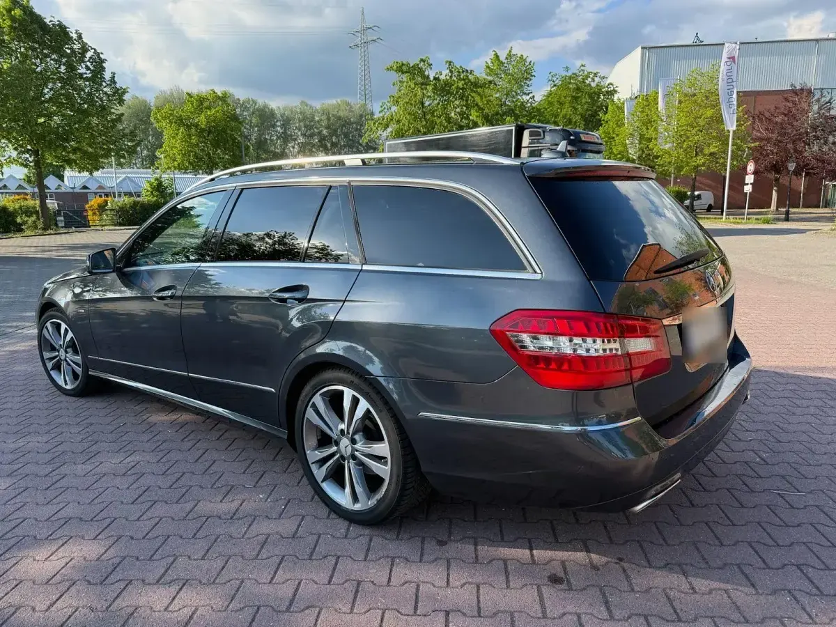Gebraucht Mercedes E250 Avantgarde 204 PS (150 kW) 2012 Grau Limousine