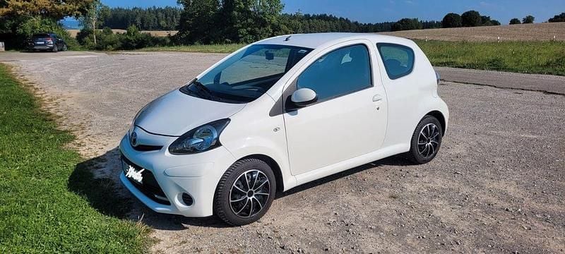 Weiß Gebraucht 2014 Toyota Aygo Kleinwagen | 4.500 € (Superpreis) - Bild 1/4