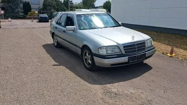 Gebraucht Mercedes C180 122 PS (89 kW) 1996 Silber Limousine