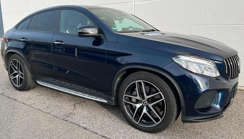 Blau Gebraucht 2017 Mercedes 500 AMG line Coupé | 37.500 € - Bild 1/4
