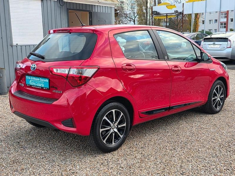 Gebraucht Toyota Yaris Hybrid Team 101 PS (74 kW) 2018 Rot Kleinwagen