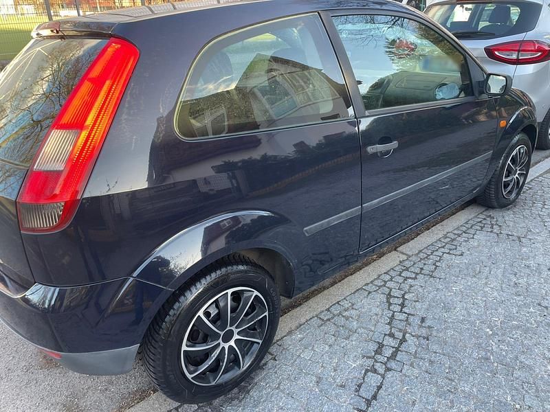 Gebraucht Ford Fiesta 60 PS (44 kW) 2004 Blau Kleinwagen