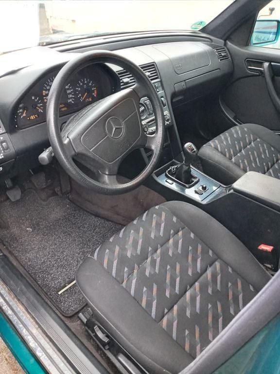 Grün Gebraucht 1998 Mercedes C180 Limousine | 1.790 € (Superpreis) - Bild 1/4