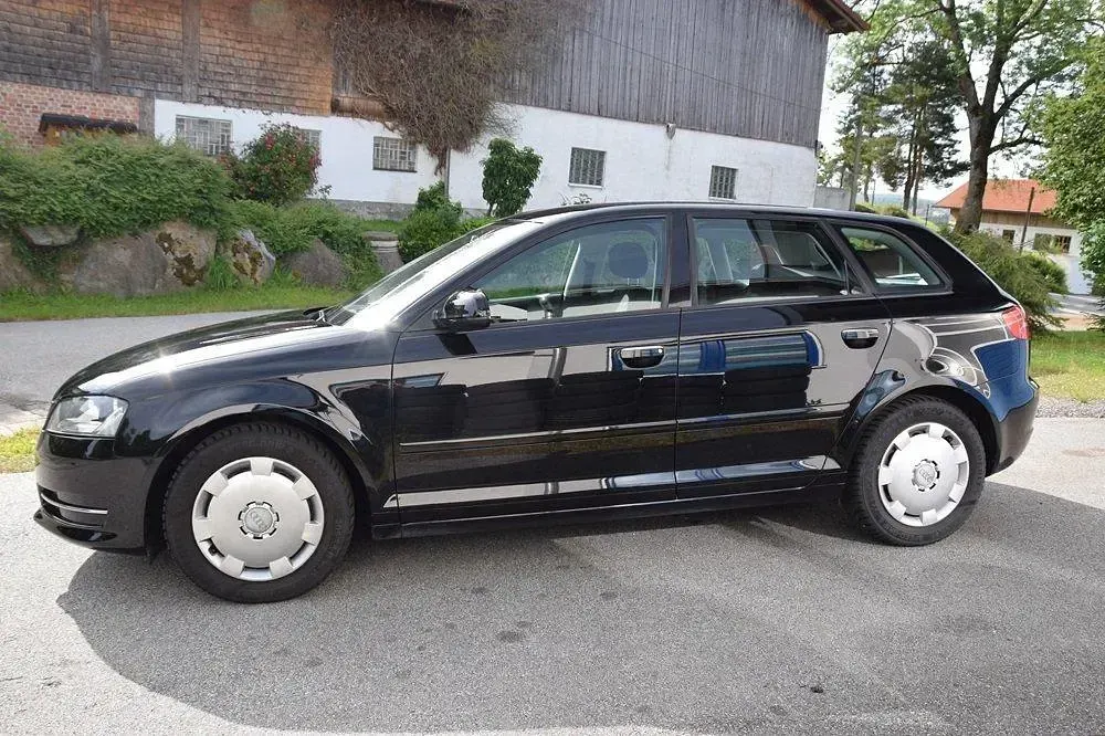 Gebraucht Audi A3 Attraction 105 PS (77 kW) 2012 Schwarz Kleinwagen