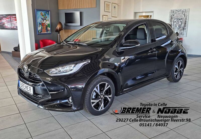 Schwarz Neu 2025 Toyota Yaris Hybrid Comfort Limousine | 28.450 € (Etwas zu teuer) - Bild 1/4