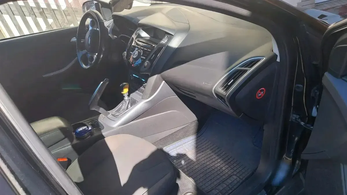 Gebraucht Ford Focus 95 PS (69 kW) 2011 Schwarz Kombi