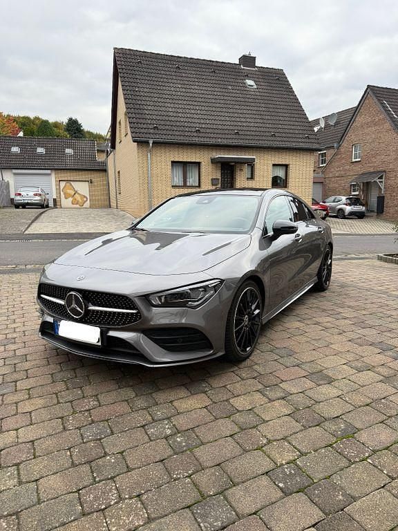 Grau Gebraucht 2022 Mercedes CLA250 AMG line Limousine | 36.300 € (Fairer Preis) - Bild 1/4
