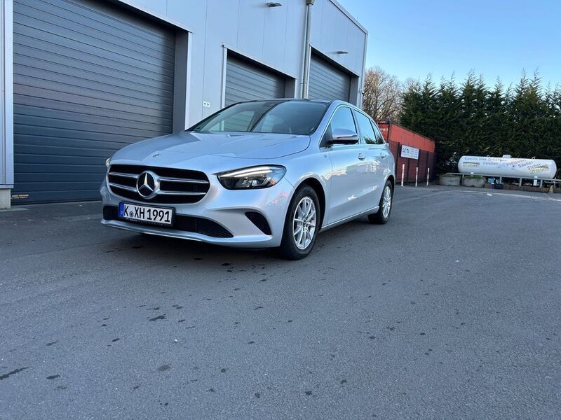 Silber Gebraucht 2019 Mercedes B200 Van / Kleinbus | 21.500 € (Guter Preis) - Bild 1/4
