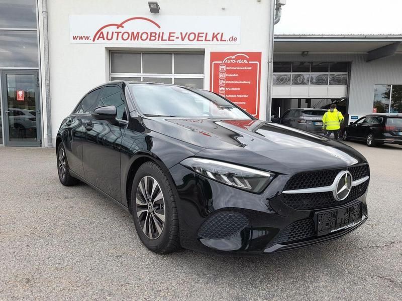 Schwarz Gebraucht 2023 Mercedes A180 Limousine | 26.999 € (Fairer Preis) - Bild 1/4