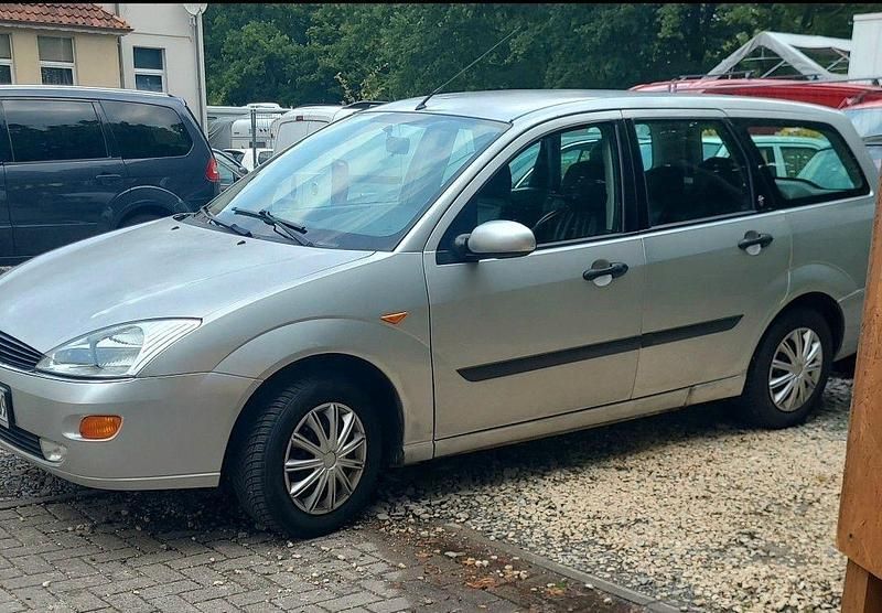 Silber Gebraucht 1999 Ford Focus Ghia Kombi | 500 € (Guter Preis) - Bild 1/4
