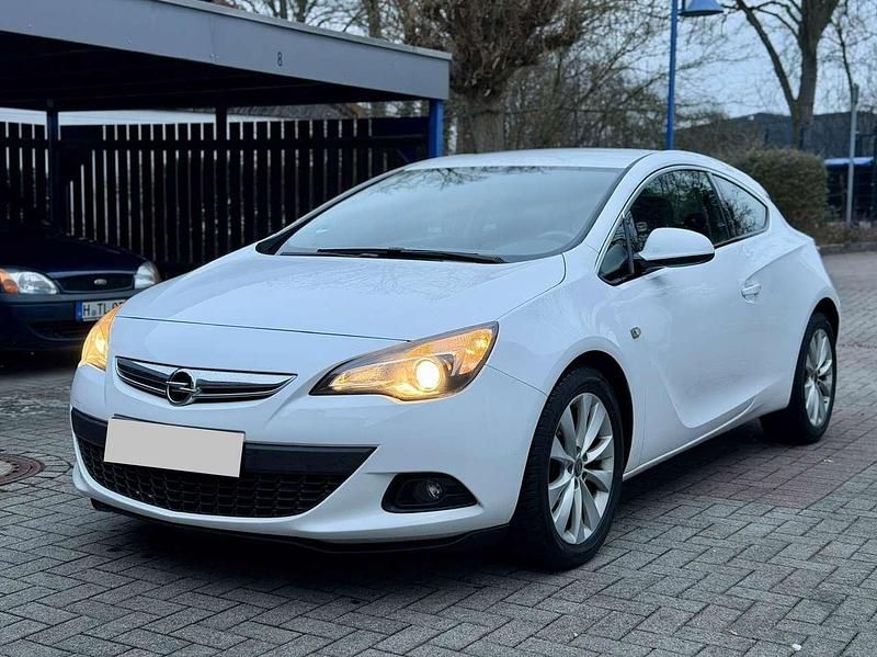 Weiß Gebraucht 2015 Opel Astra GTC Limousine | 5.250 € (Fairer Preis) - Bild 1/4